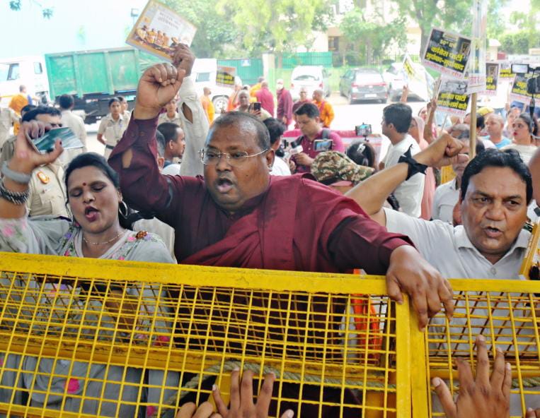 इमरजेंसी के 50 साल पर भारतीय बौद्ध संघ ने कांग्रेस मुख्यालय पर किया प्रदर्शन