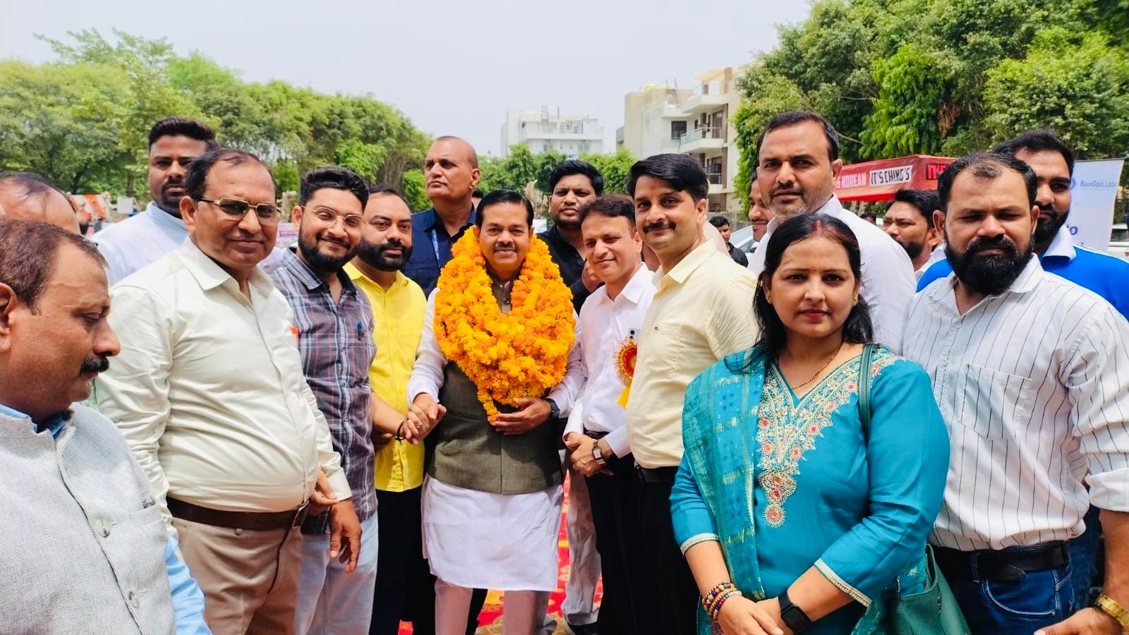 फर्स्ट वन रिहैब फाउंडेशन  के मंच पर सुबह से लेकर रात तक कार्यक्रम का आयोजन